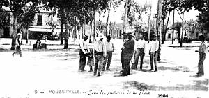 1801- Mouzaiaville - La Place2 - Sous les Platanes en 1904